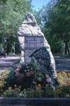 Der symbolische Stein auf dem Ort des zukunftigen Denkmals fur Stalingrader Kampfer im Leninprospekt 