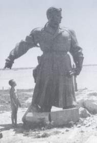 Das im Krieg zerstörte Denkmal für Cholsunow (aus dem Exponatenbestand des Panorama-Museums "Stalingrader Schlacht").